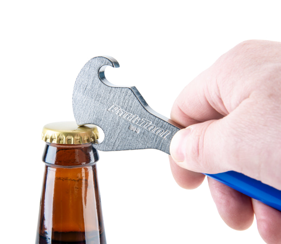 Park Tool BO-6 retirant la capsule d'une bouteille en verre