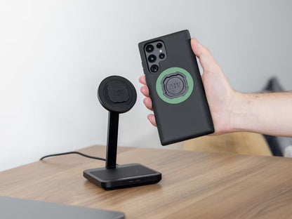 Double Chargeur à induction de bureau QUADLOCK MAG — positionnement du téléphone sur le chargeur