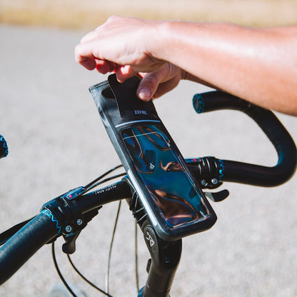 Support Smartphone Universel ZEFAL Z-CONSOLE DRY L — détail de la pochette en utilisation