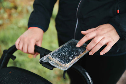 Pochette Smartphone Universel FIDLOCK VACUUM UNI PHONE CASE L — utilisation du téléphone dans la pochette