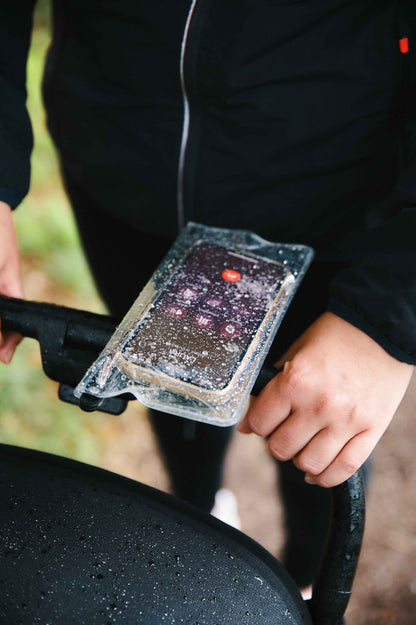 Pochette Smartphone Universel FIDLOCK VACUUM UNI PHONE CASE L — utilisation à vélo sous la pluie