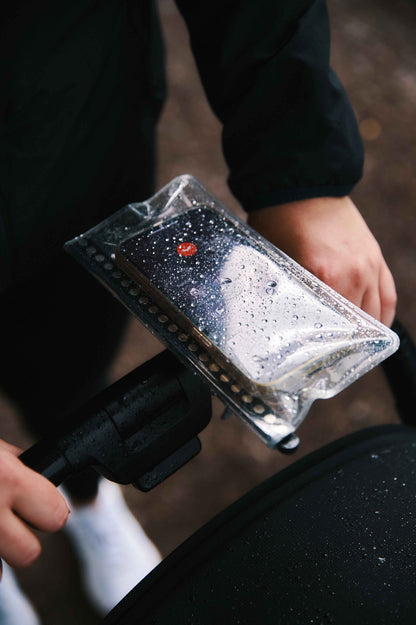 Pochette Smartphone Universel FIDLOCK VACUUM UNI PHONE CASE L — détail de la pochette sous la pluie