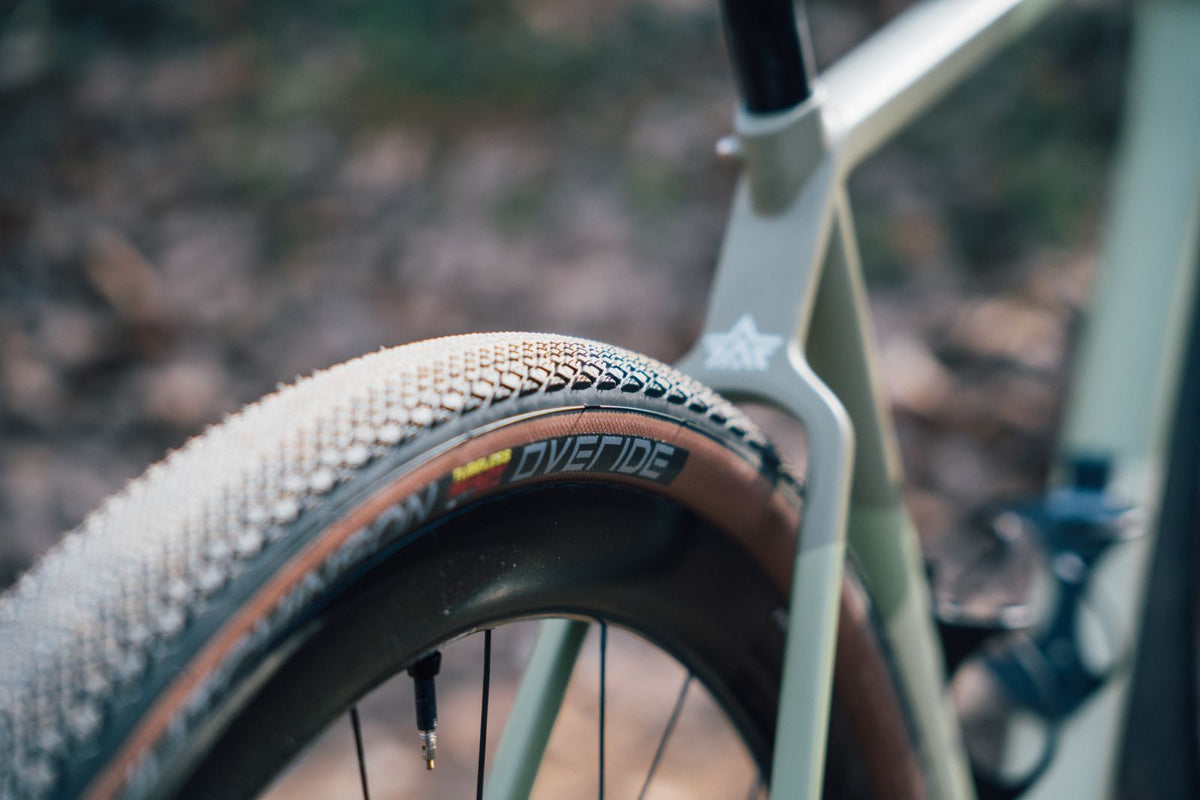 Pneu HUTCHINSON OVERIDE 700x40c Hardskin Tubeless Ready Marron