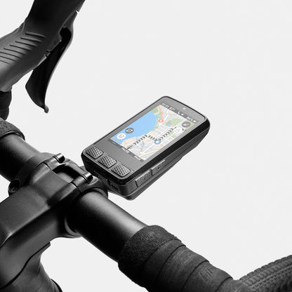 Compteur GPS WAHOO ELEMNT ROAM V3 — GPS installé sur un cintre, vue de trois quarts