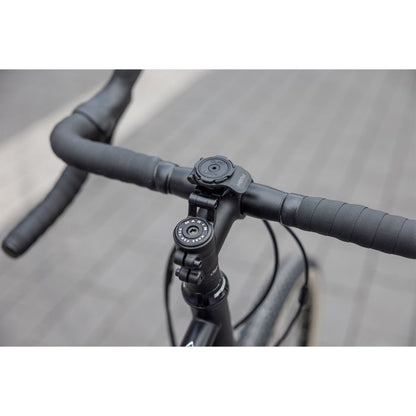 Support de Fixation sur Potence QUADLOCK OUT CAP MOUNT ADJUSTABLE — support installé avec téléphone