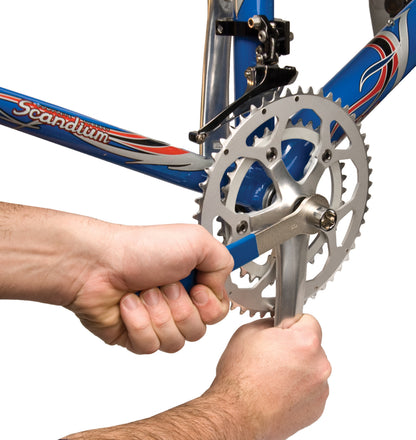 Park Tool CCW-5 serrant un boulon 8 mm