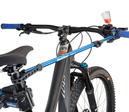 Park Tool HBH-3 maintenant un cintre VTT pendant une purge de frein