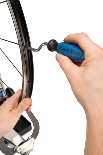 Park Tool ND-1 vissant des écrous de rayon sur une roue
