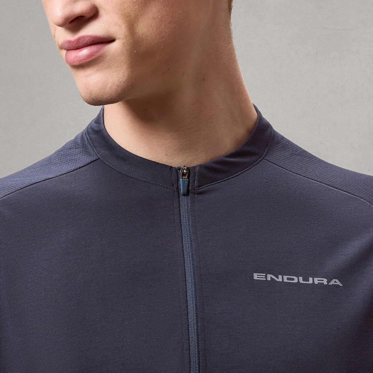 Maillot ENDURA LOOP ZIPPED Manches Courtes Carbon Gris