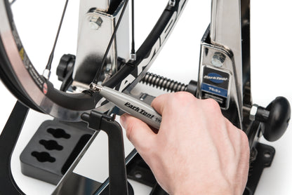 Park Tool SW-11 engagée sur un écrou de rayon Campagnolo 5,5 mm