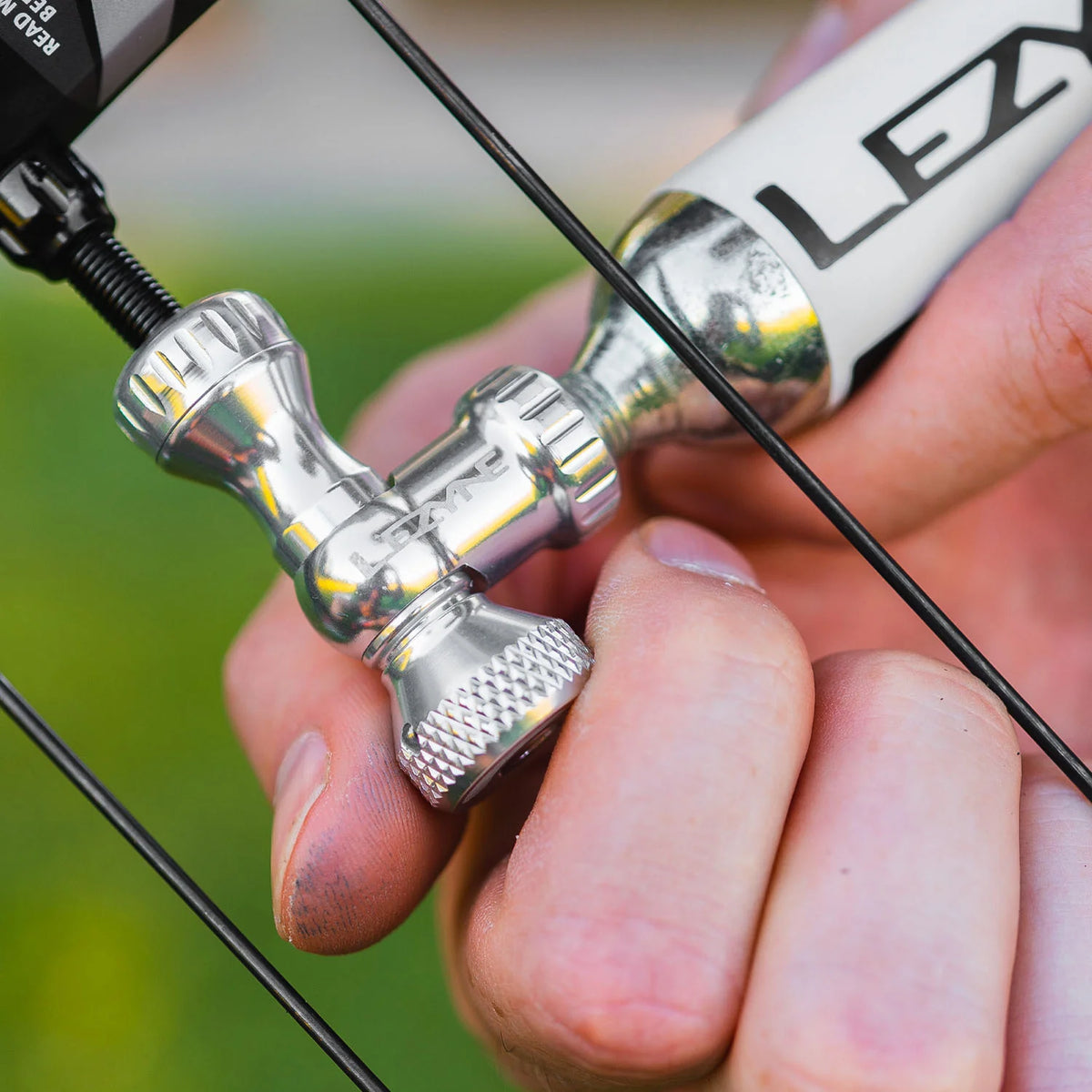 Percuteur CO2 LEZYNE CONTROL DRIVE + Cartouche CO2 Filetée Rouge