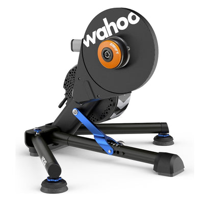 WAHOO KICKR V6 COG — Vue complète de trois quarts avec Zwift Cog
