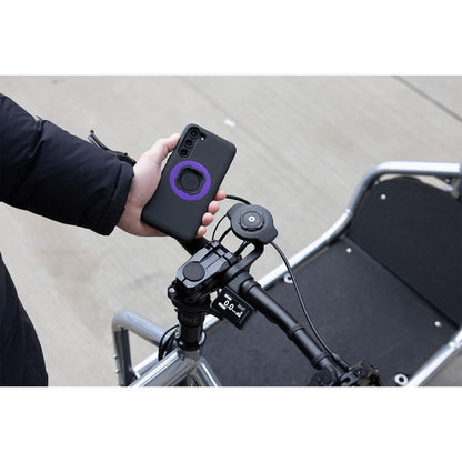 Chargeur Induction Étanche QUADLOCK — chargeur utilisé avec téléphone