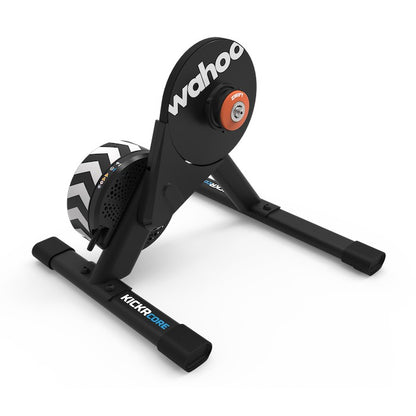 WAHOO KICKR CORE V2 ZWIFT ONE — Vue complète de trois quarts avec Zwift Cog