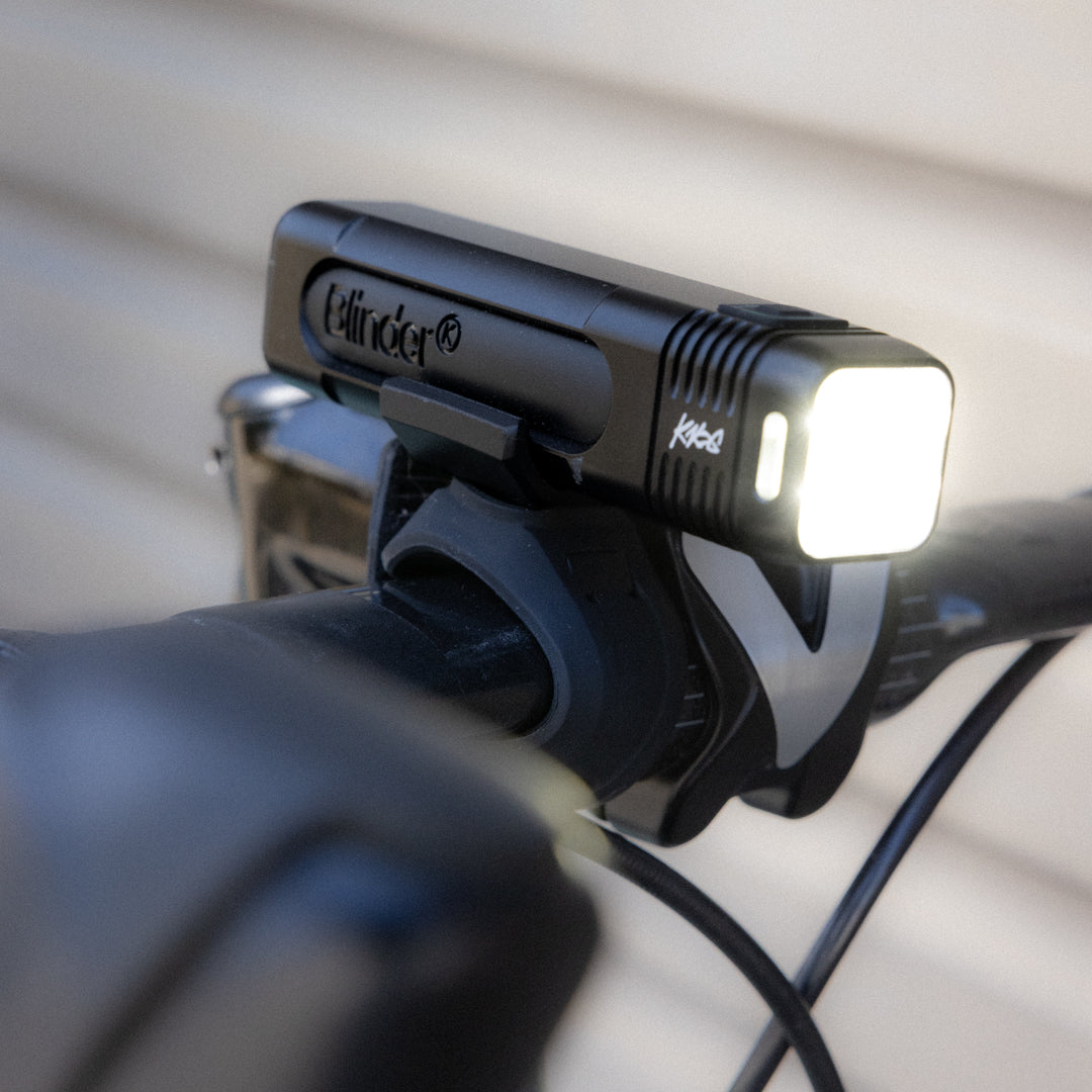 Éclairage Avant KNOG BLINDER PRO 1000 — exemple de montage sur guidon