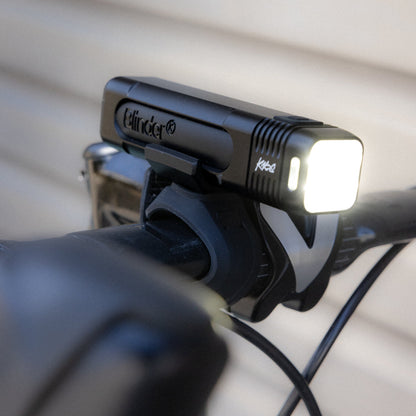Éclairage Avant KNOG BLINDER PRO 1000 — exemple de montage sur guidon