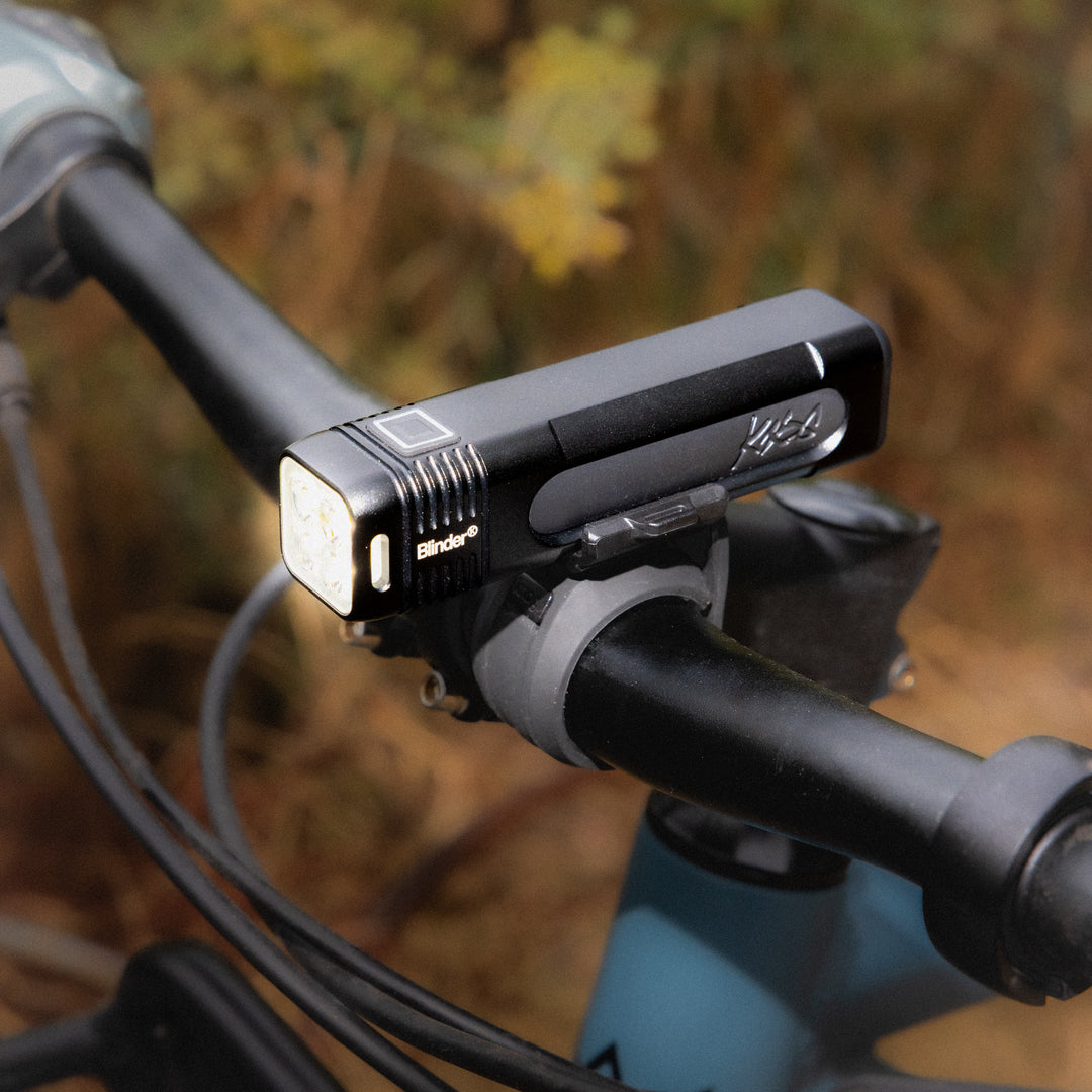 Éclairage Avant KNOG BLINDER PRO 700 — exemple de montage sur guidon